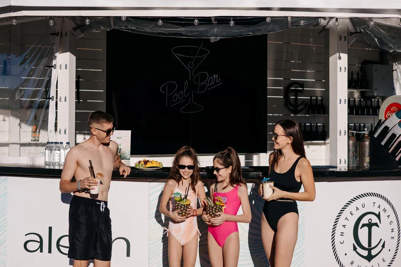 Бар у бассейна